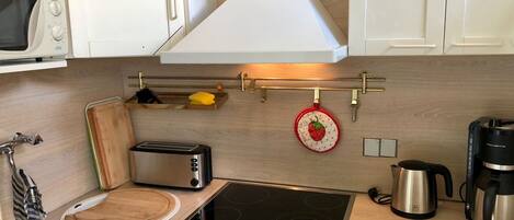 Coffee/tea maker, fridge, oven, stovetop