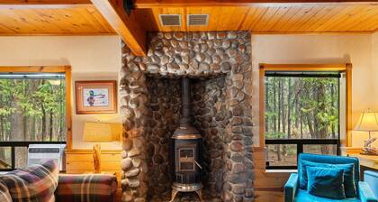 Rustic Cabin Near Lassen w Hot Tub Fire Pit & Games