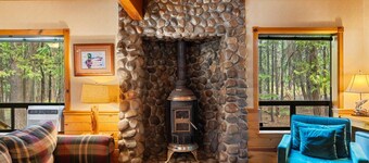 Rustic Cabin Near Lassen w Hot Tub Fire Pit & Games
