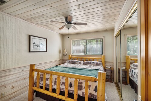 Rustic Cabin Near Lassen w Hot Tub Fire Pit & Games