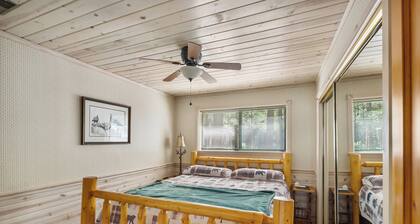 Rustic Cabin Near Lassen w Hot Tub Fire Pit & Games