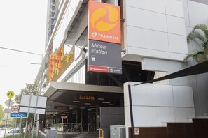 A modern building with a sign for TransLink and a station for Milton. - Stylish Milton Pad - Sweeping River Views & Pool (Milton)
