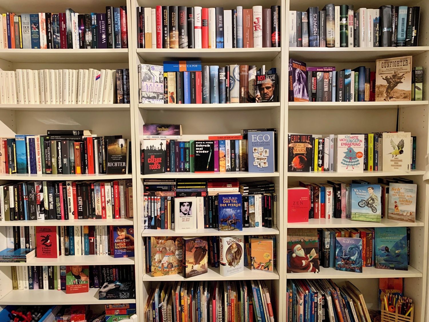 Une bibliothèque avec de nombreuses étagères remplies de livres.