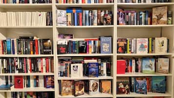 Une bibliothèque avec de nombreuses étagères remplies de livres.