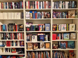Eine Bibliothek mit mehreren Bücherregalen, gefüllt mit Büchern.