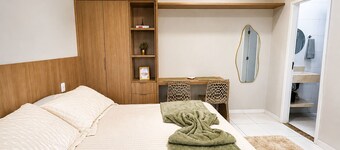 Modern, fully furnished apartment in a prime location.