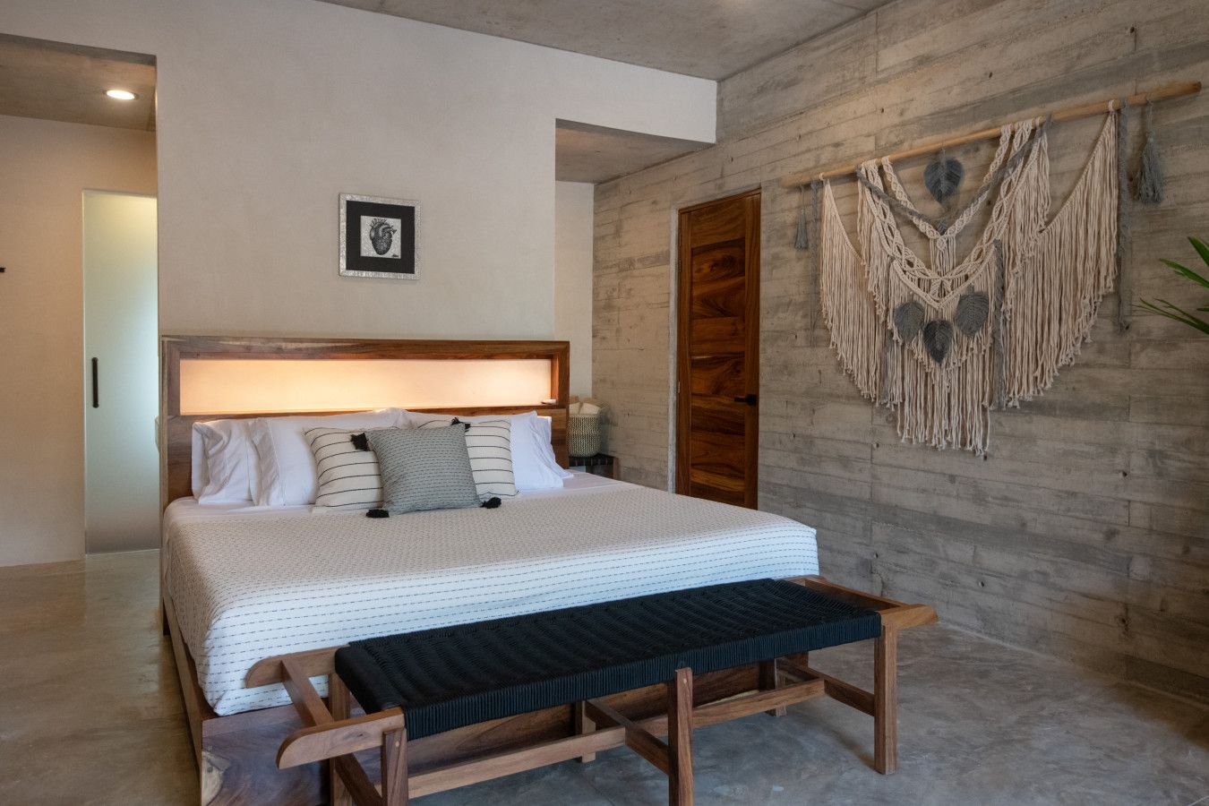 Desk, iron/ironing board, WiFi, bed sheets
