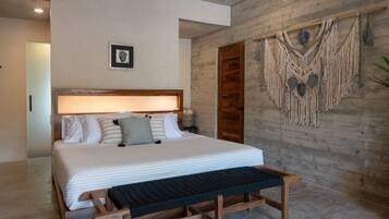 Desk, iron/ironing board, WiFi, bed sheets