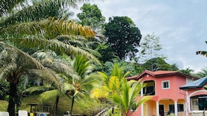 Vista frontal de la propiedad