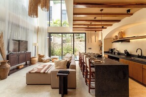 Ein modernes Interieur mit Küche, Essbereich und Wohnbereich.