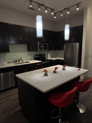 Private kitchen - Stylish Downtown Dallas 1BR  Pool, Gym & Parking (Dallas)