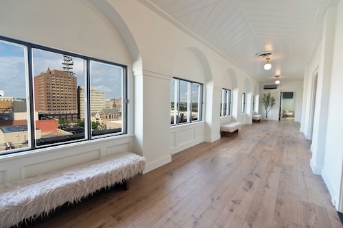 Skyline Haven: Historical Luxury Penthouse, Old Market, WALK to CWS, Sleeps 16+