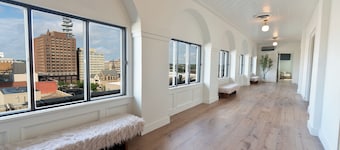 Skyline Haven: Historical Luxury Penthouse, Old Market, WALK to CWS, Sleeps 16+