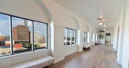 Skyline Haven: Historical Luxury Penthouse, Old Market, WALK to CWS, Sleeps 16+