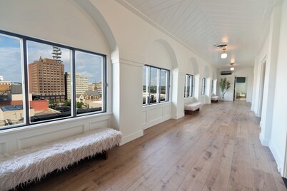 Skyline Haven: Historical Luxury Penthouse, Old Market, WALK to CWS, Sleeps 16+