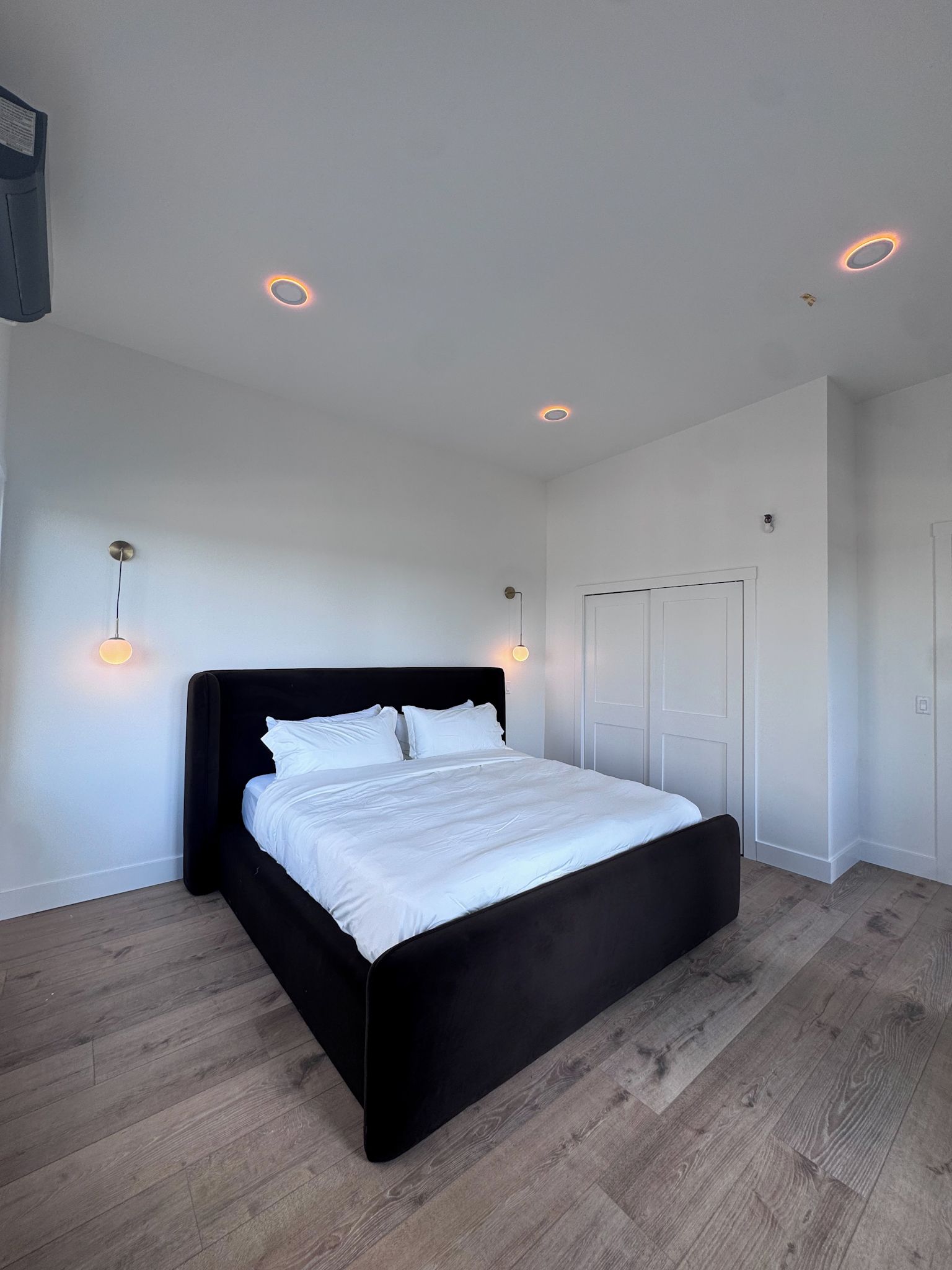 4 bedrooms, travel crib