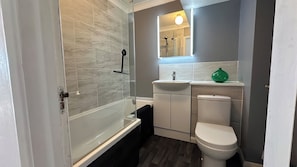 Bathroom - Lovely Seafront Flat and Balcony (St Leonards-on-Sea)