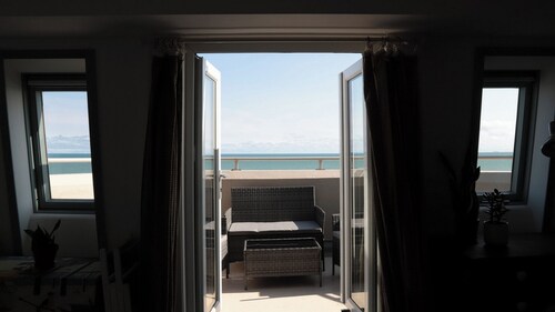 Lovely Seafront Flat and Balcony