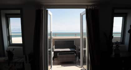 Lovely Seafront Flat and Balcony