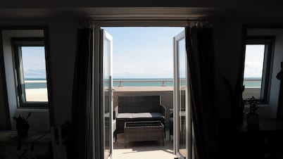 Lovely Seafront Flat and Balcony