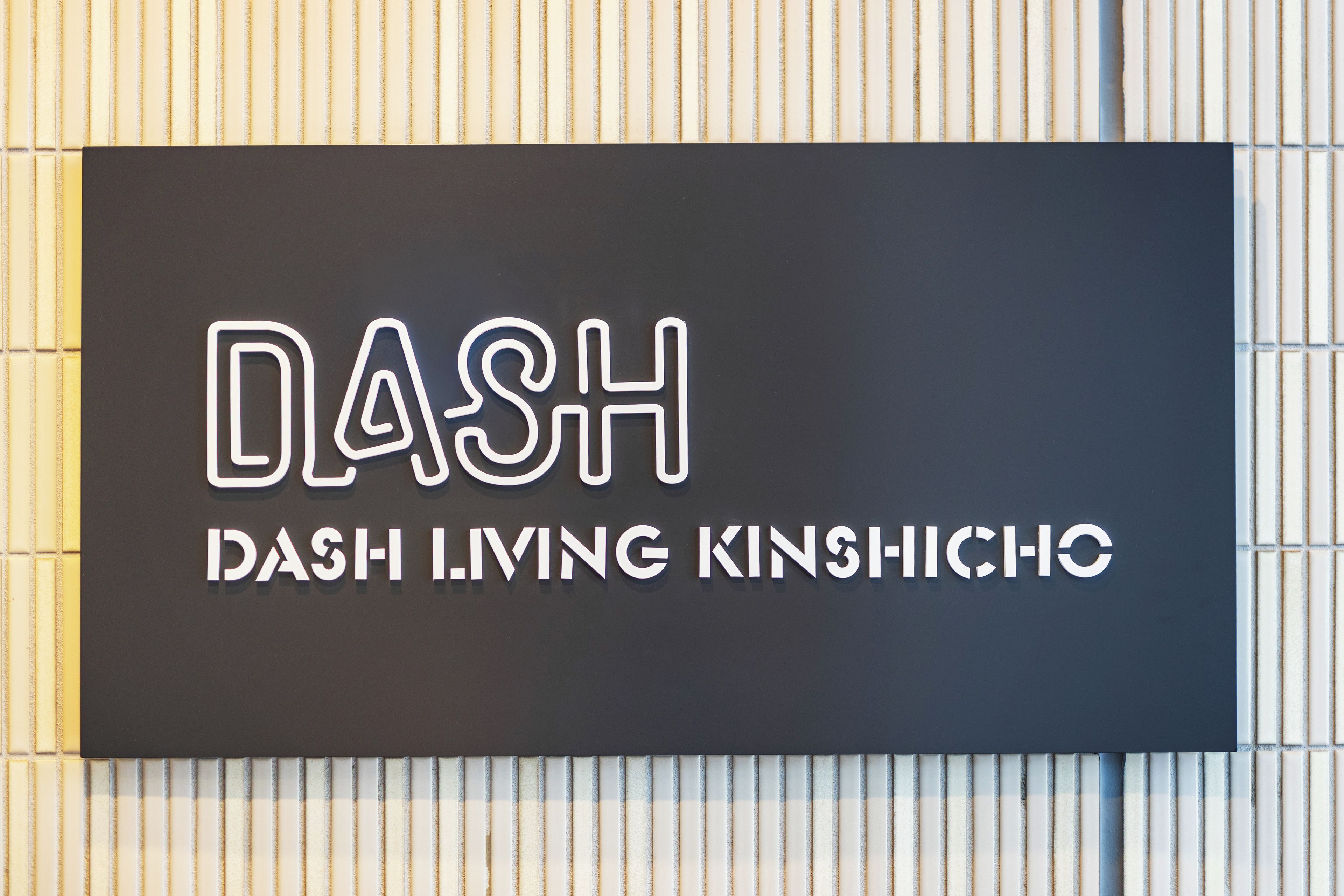 Ein Schild mit dem Text 'DASH DASH LIVING KINSHICHO'.
