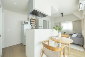 Un apartamento moderno con cocina, comedor y sala de estar.