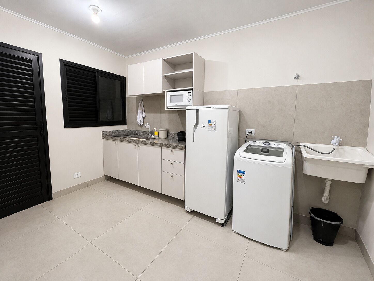 Frigorífico, microondas, placa de cocina y hervidor eléctrico