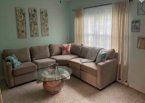Living area - Fabulous 2-bedroom bungalow with AC in sunny Clearwater (Clearwater)