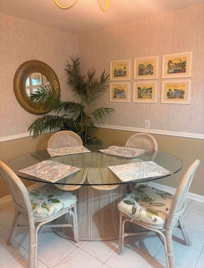 Dining - Fabulous 2-bedroom bungalow with AC in sunny Clearwater (Clearwater)