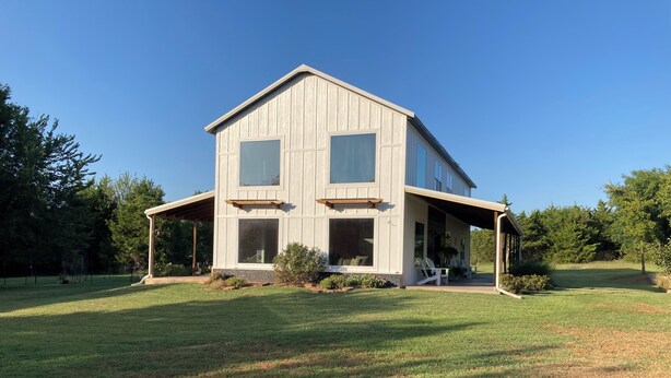 A two-story house with a covered porch and a lawn in front. - 4 bed 3.5 bath on 5 acres 5 minutes to Walmart supercenter and 6 minutes to OSU. (Stillwater)
