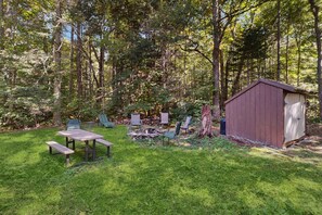 A backyard with a wooden shed, picnic table, and chairs. - Mountain-view Wilmington home with well-appointed kitchen near Mount Snow (Wilmington)