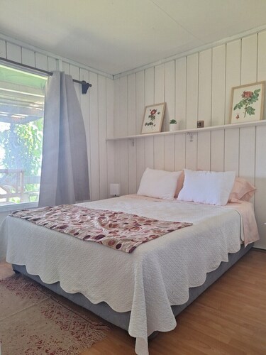 Lakefront Cabin: Hot Tub, Pets OK, Near Santiago