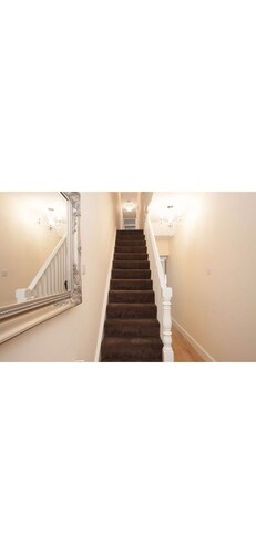 Up to 19 guests in cozy London Home contractors and large groups welcomed