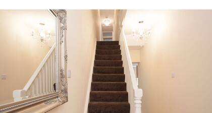 Up to 19 guests in cozy London Home contractors and large groups welcomed