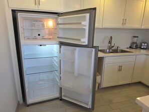 Eine Küche mit einem Einbaukühlschrank, einer Spüle und Schränken.