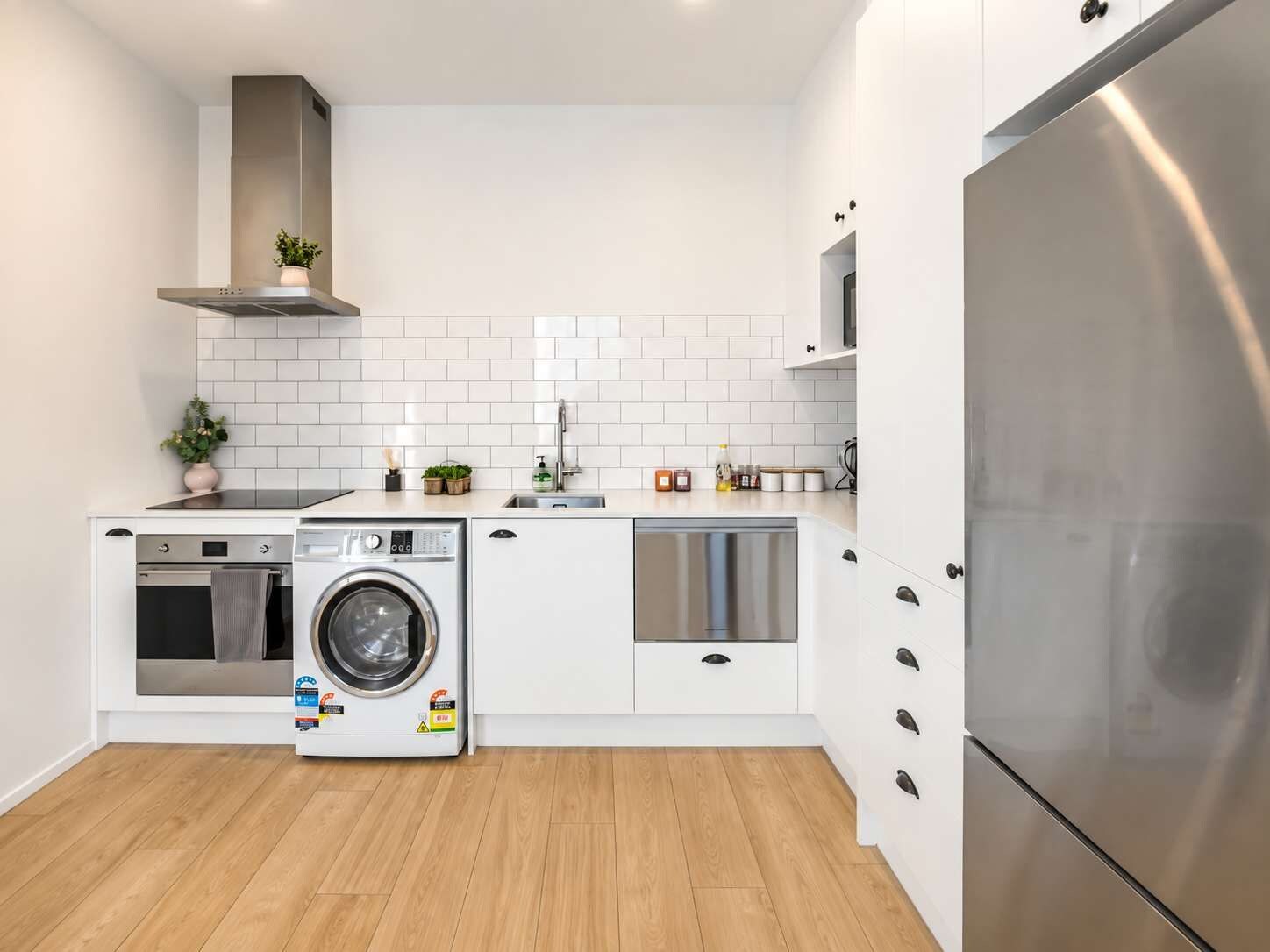 Wasserkocher mit Kaffee-/Teezubehör, Kühlschrank, Mikrowelle, Ofen