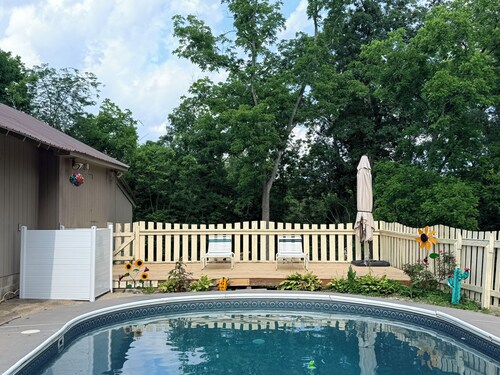 The Gathering Place! A 3-bedroom house in tranquil Milford with relaxing pool.