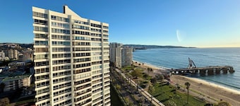 Oceanfront Viña del Mar Apt: Fast WiFi & Free