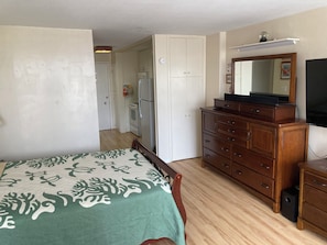 Iron/ironing board, WiFi - Ilikai Marina Studio with Full Kitchen and Sofa Sleeper (Honolulu)