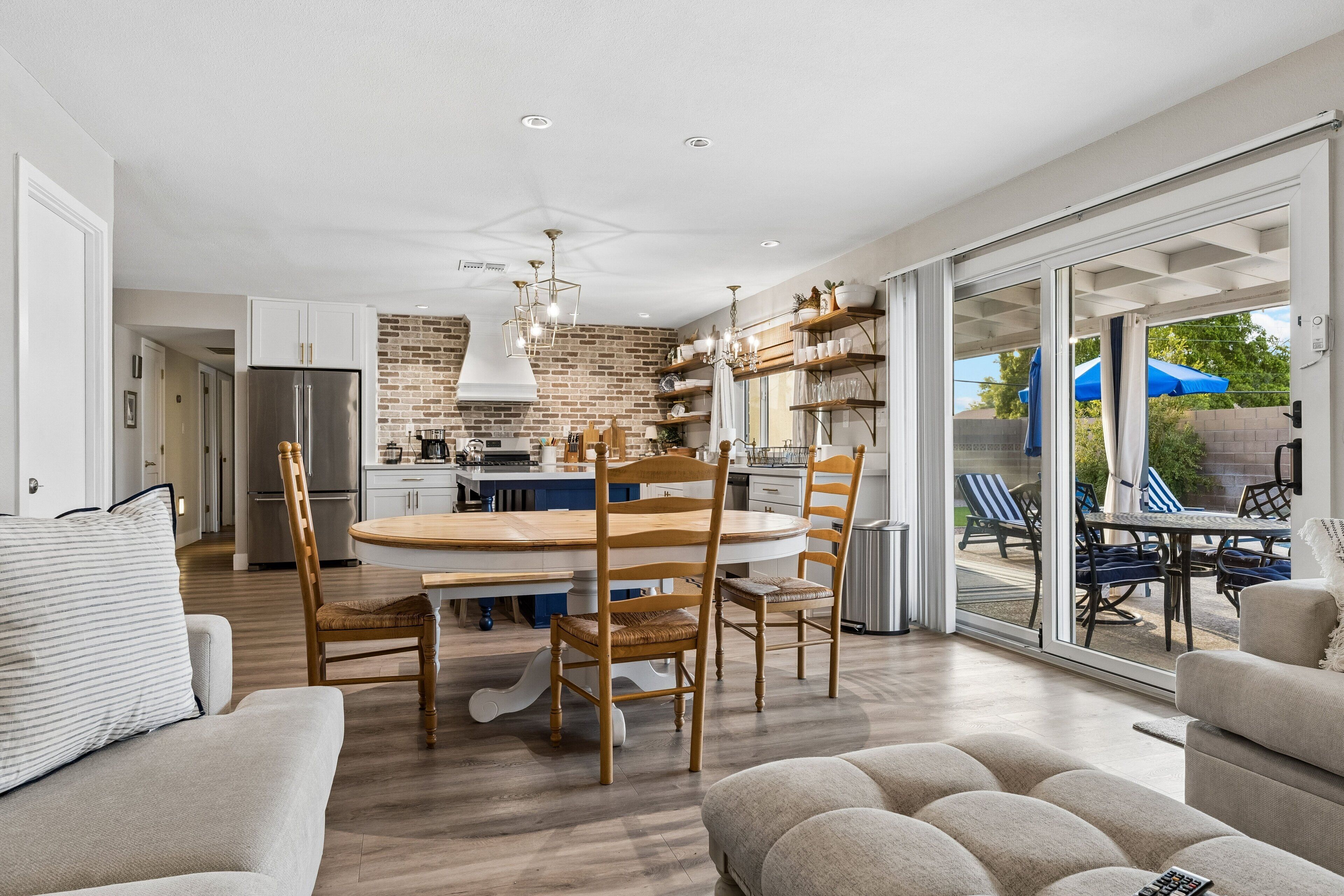 Une cuisine moderne avec un îlot central, des chaises en bois et une table à manger.