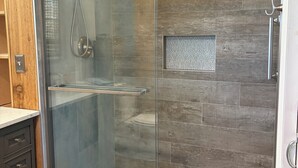 Regadera, jabón, papel de baño 