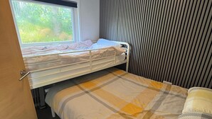 Iron/ironing board, WiFi, bed sheets - Pet Friendly 2-Bed Lodge, Sleeps 5, Pool & Parking (Caernarfon)