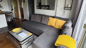 TV - Pet Friendly 2-Bed Lodge, Sleeps 5, Pool & Parking (Caernarfon)