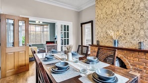 Dining - Spacious Stoke Townhouse 3BR | Near Hospital & M6 (Stoke-on-Trent)