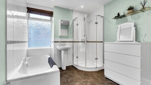 Bathroom - Spacious Stoke Townhouse 3BR | Near Hospital & M6 (Stoke-on-Trent)