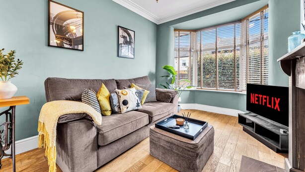 Living area - Spacious Stoke Townhouse 3BR | Near Hospital & M6 (Stoke-on-Trent)