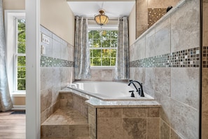Unclassified image, 5 of 21, button - Charming 3-bedroom house with beautiful mountain view in Hot Springs. (Hot Springs)