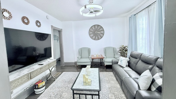 Unclassified image, 1 of 9, button - 3BR Home 15 Min to AirPort, 10 min Stadiums & More (Minneapolis)