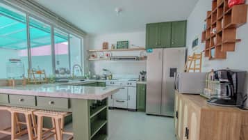 Coffee/tea maker, fridge, microwave, oven