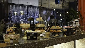 Un bufé con diferentes opciones de comida y elementos decorativos.